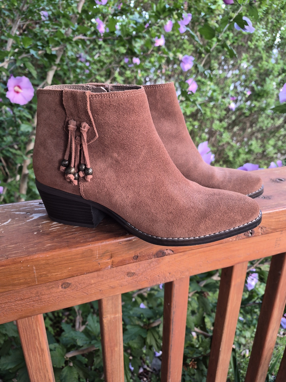 White Mountain Suede Heeled Western Boots in Chestnut 8.5 Womans